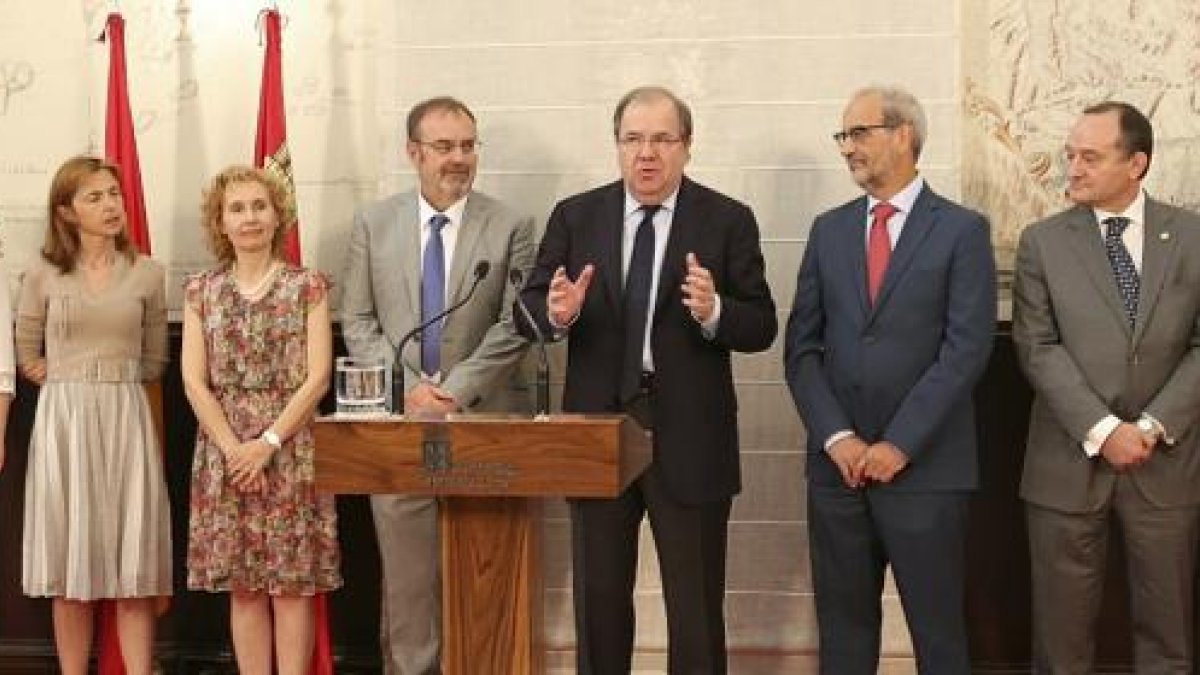 Los rectores de las nueve universidades de Castilla y León flanquean al presidente de la Junta y al consejero de Educación, ayer, en la presentación del pacto-ICAL