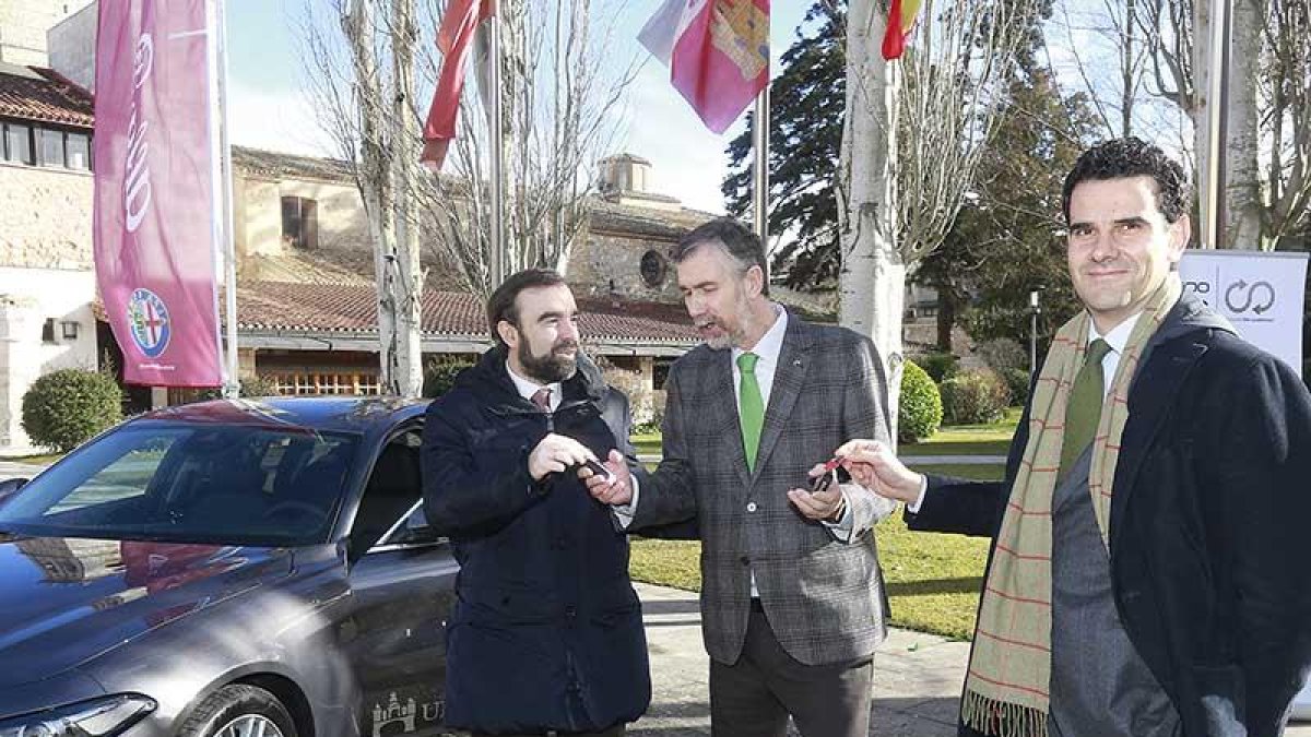 En el centro, Pérez Mateos recibe las llaves de Julián Alfonso Alonso y Manuel Casado.-RAÚL G. OCHOA