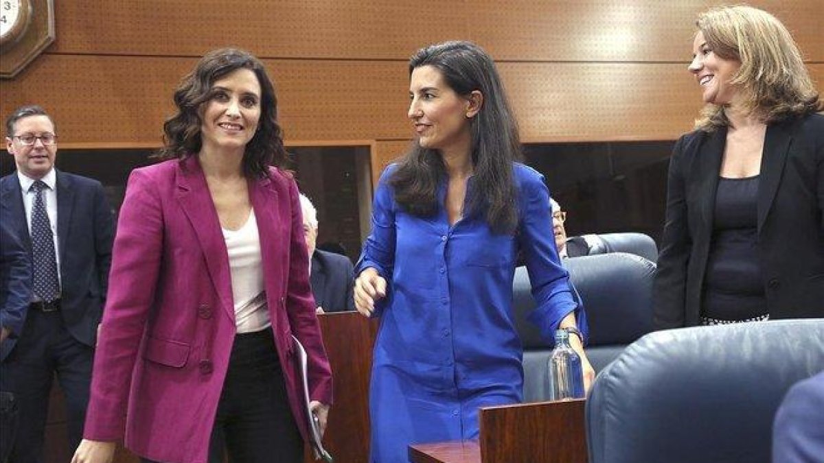 Isabel Díaz Ayuso (izquierda) y Rocío Monasterio (derecha) en la Asamblea de Madrid.-DAVID CASTRO