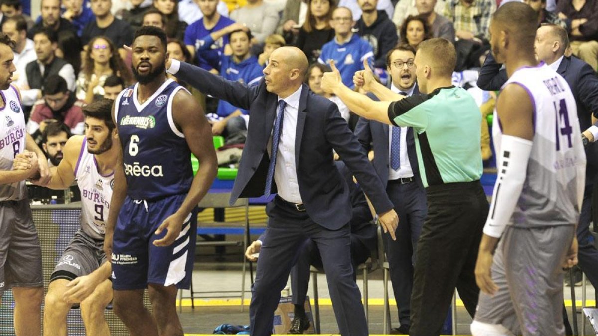 Joan Peñarroya da instrucciones a sus jugadores en un choque en el Coliseum-Israel L. Murillo