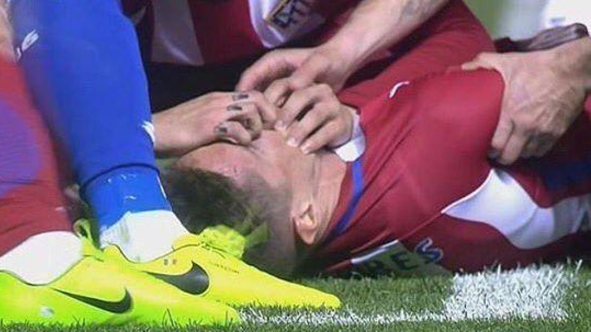 Torres atendido sobre el céspe de Riazor.-
