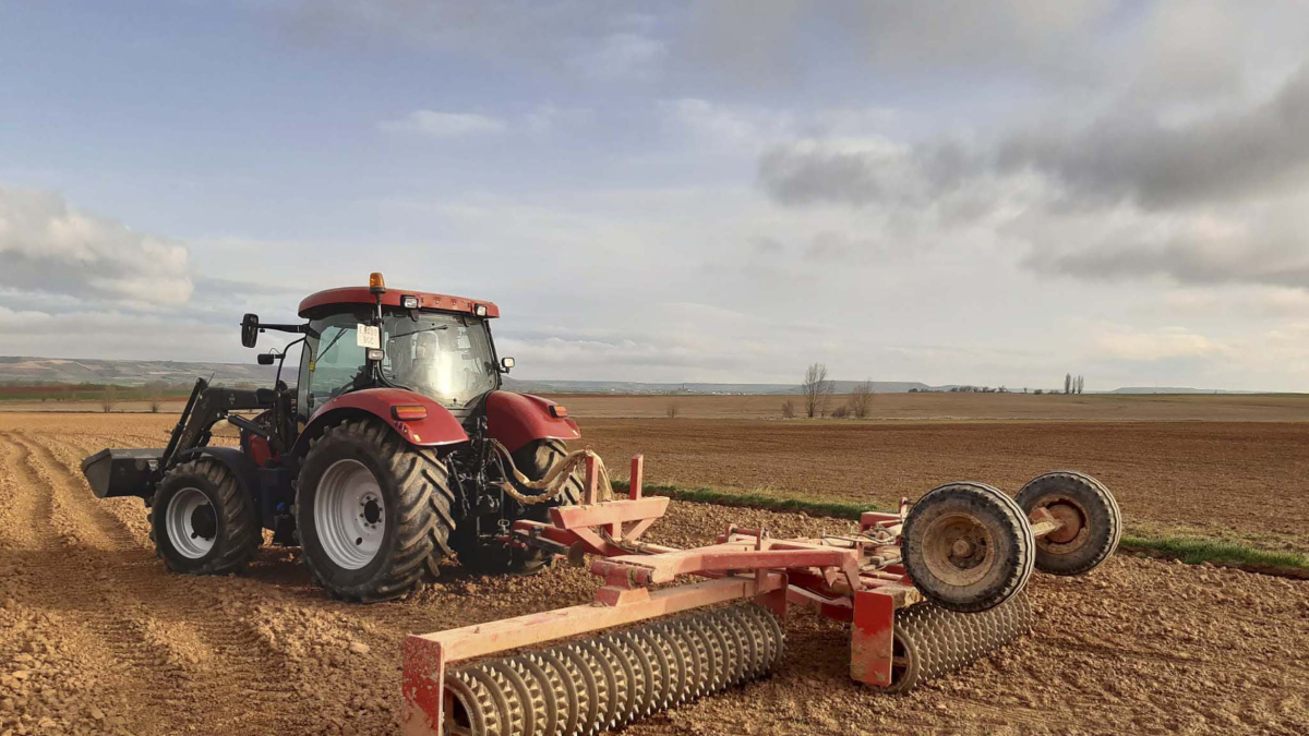 Un agricultor afincado en la provincia de Soria prepara el terreno para cultivar alfalfa. ICAL