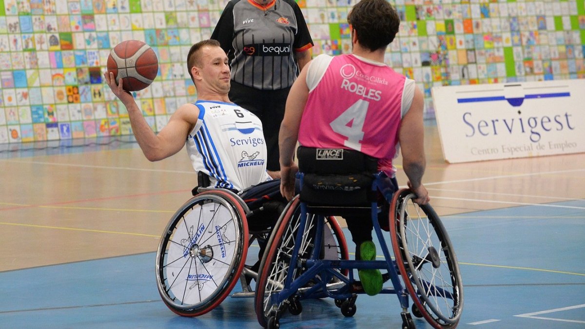 Macek busca línea de pase. TOMÁS ALONSO