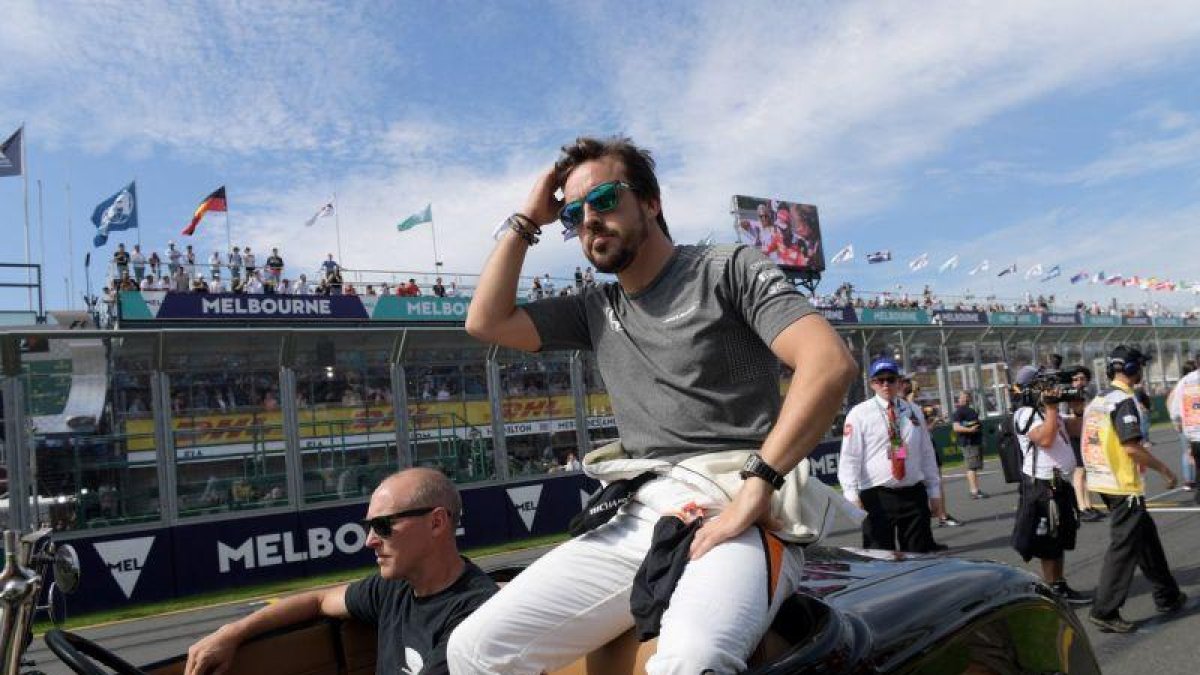 Alonso, durante el desfile previo a la carrera.-TRACEY NEARMY / EFE