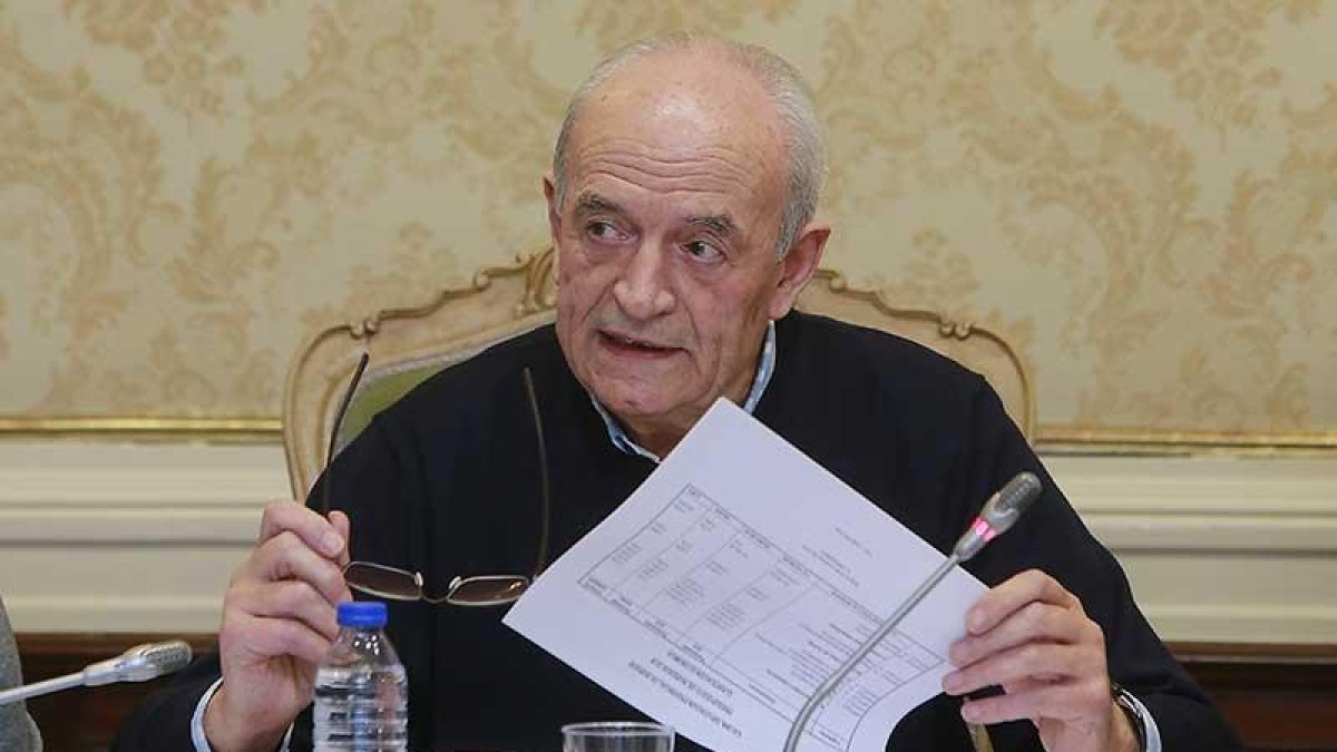 El diputado provincial, José María Martínez, desgranó el contenido de los presupuestos.-R. O.