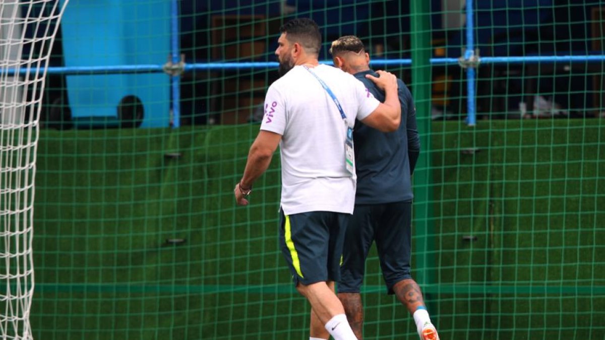 Neymar abandona el entrenamiento-HANNAH MCKAY (REUTERS)