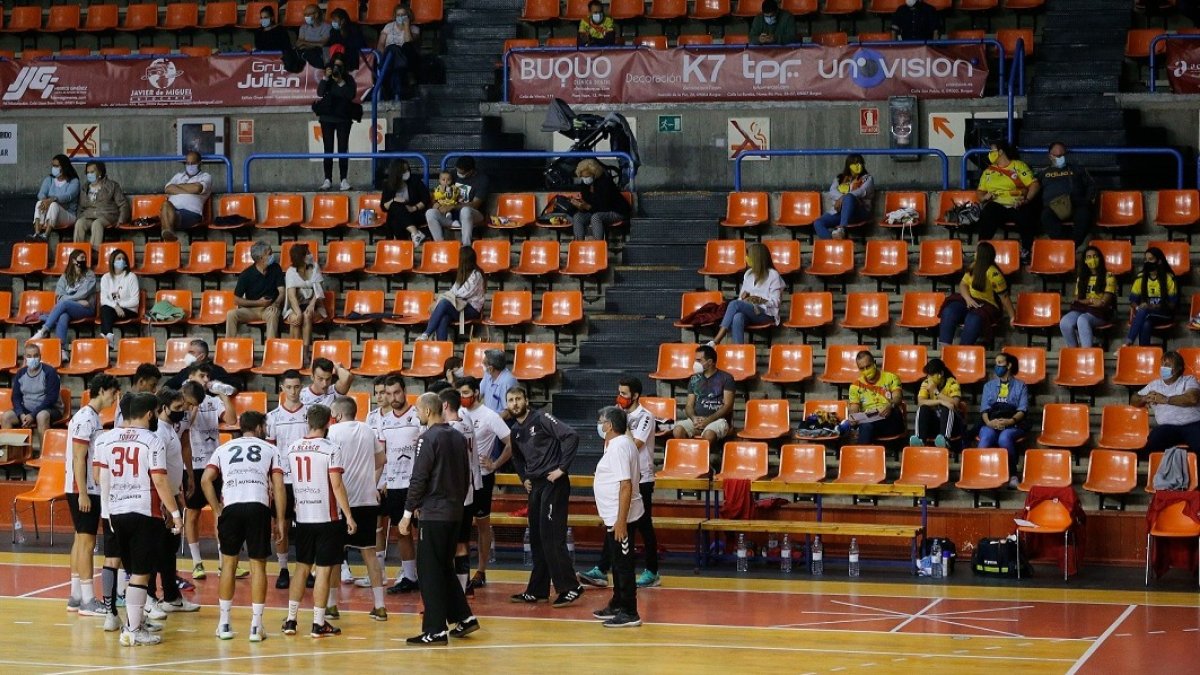 Imagen de un partido del UBU San Pablo con público en las gradas. SANTI OTERO