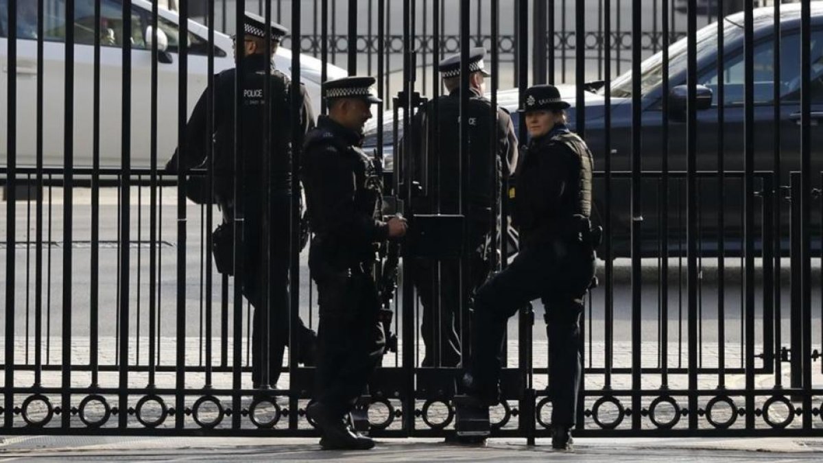 La policía londinense asegurando la puerta de Downing Street.-Frank Augstein