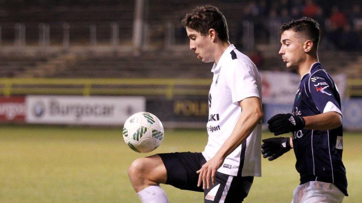 Álvaro Montero controla el balón en el choque ante el Boiro.-SANTI OTERO