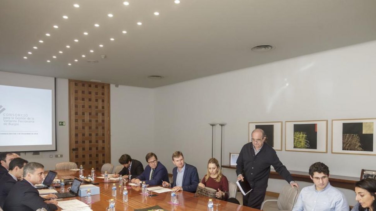 A la derecha de la foto, Gloria Bañeres, en una intervención durante la reunión de ayer.-SANTI OTERO