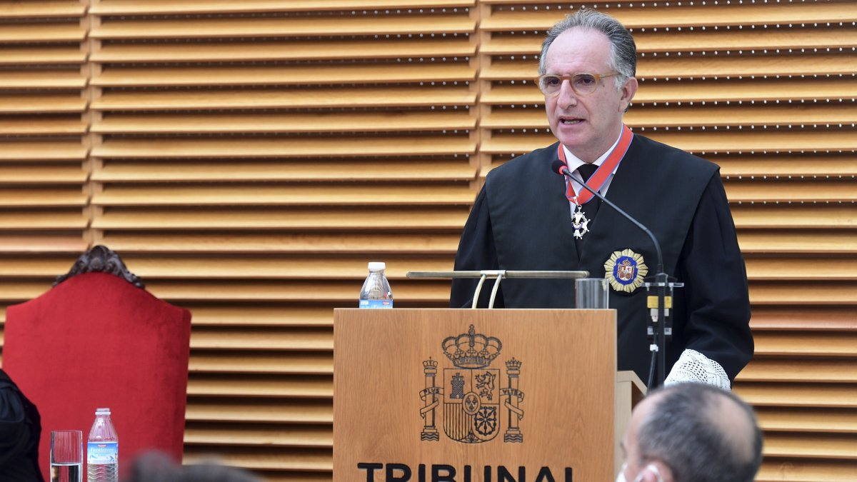 Acto de imposición de la Cruz Distinguida de 1ª Clase de la Orden de San Raimundo de Peñafort al presidente de la Audiencia Provincial de Burgos, Mauricio Muñoz. ICAL