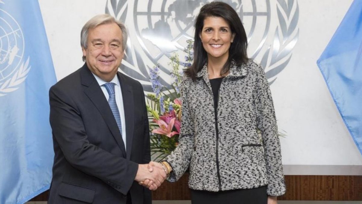 El secretario general de la ONU, Antonio Guterres, y  la embajadora de EEUU ante la ONU,  Nikki Haley, el pasado 27 de enero.-ESKINDER DEBEBE