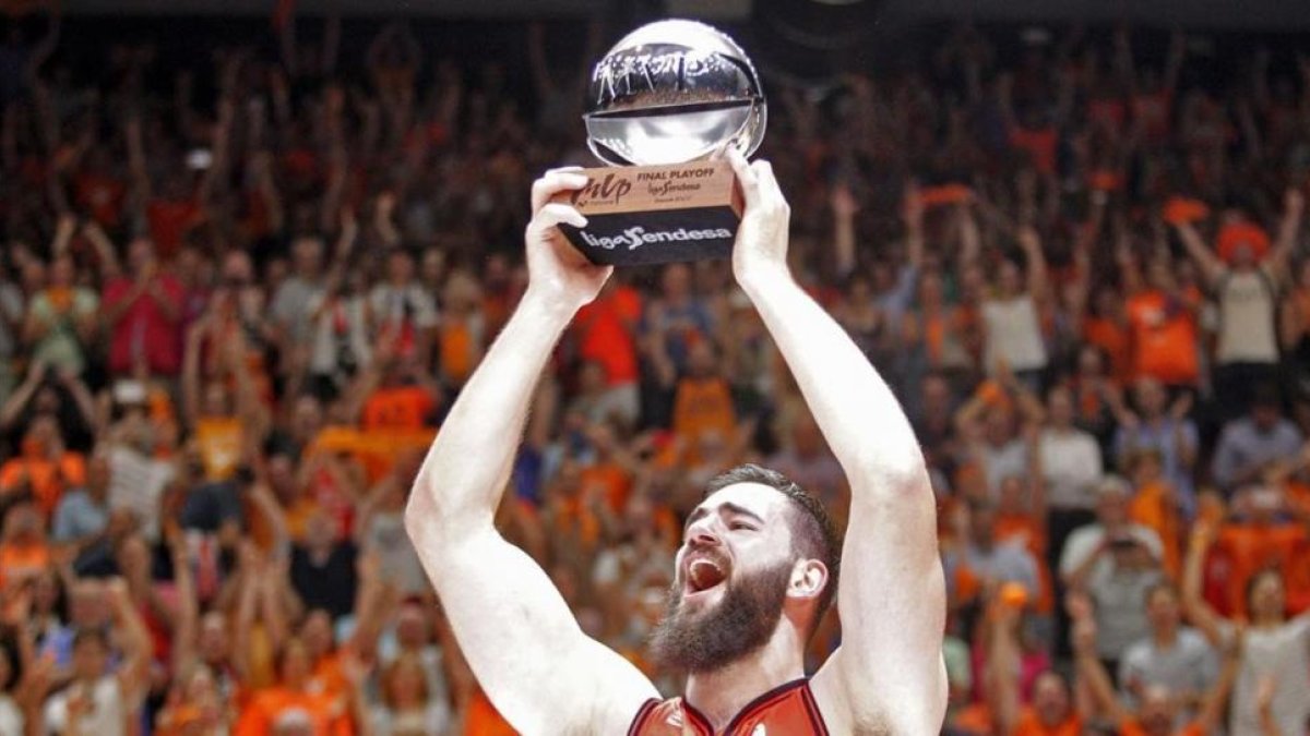 El pívot montenegrino del Valencia Bojan Dubljevic levanta el trofeo de mejor jugador de la final, el viernes.-EFE