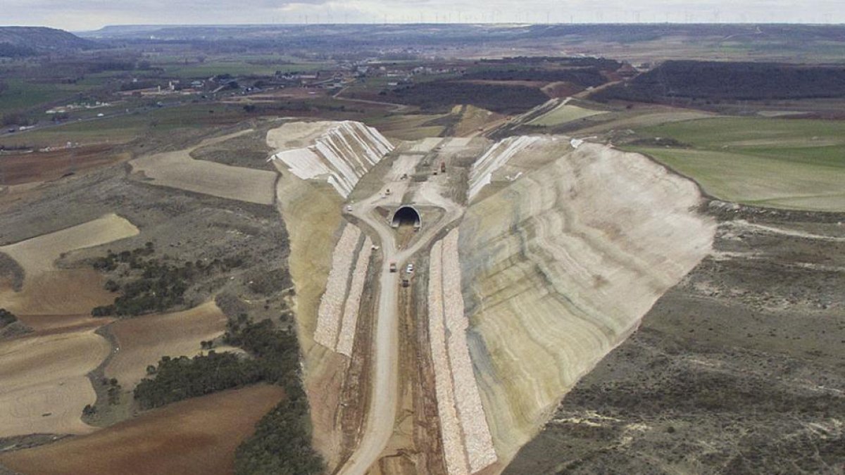Imagen de las obras en el túnel de las Calbezadas, en Estépar.-ISRAEL L. MURILLO