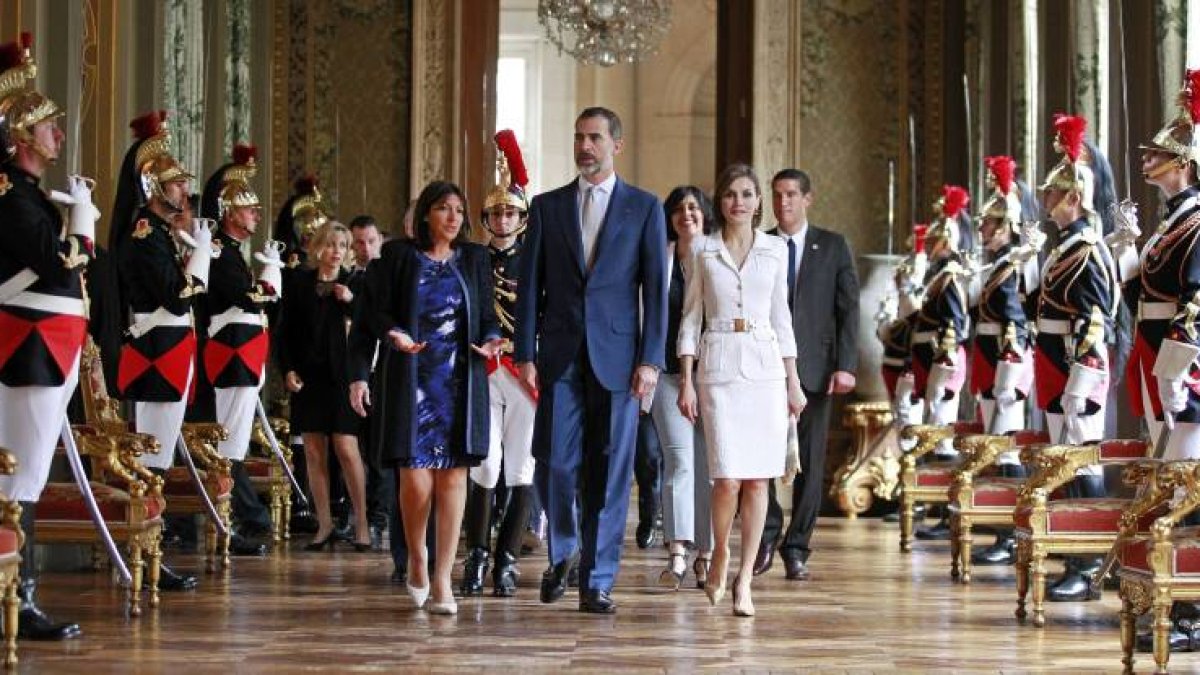 Los reyes de España, Felipe VI (c) y Letizia (d), son acompañados por la alcaldesa de París, Anne Hidalgo (i), durante su visita al ayuntamiento de París.-Foto: EFE