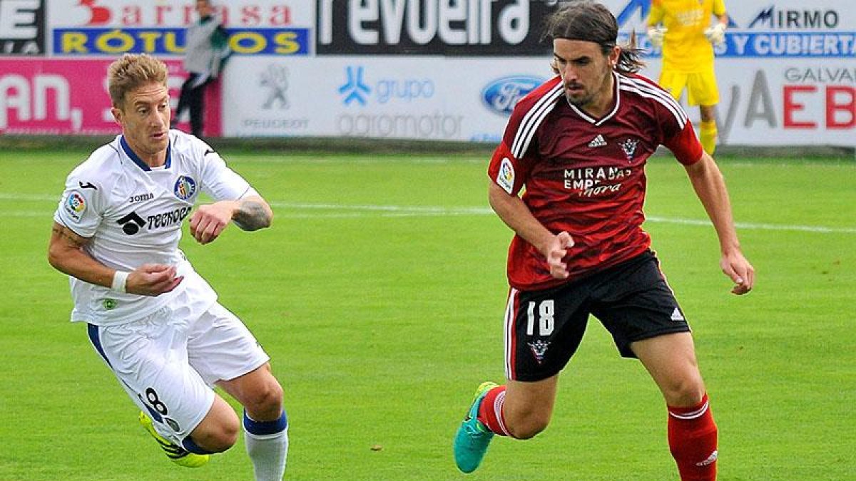 El defensor rojillo Aurtenetxe pugna un balón con un jugador del Getafe en el debut liguero en Anduva-Jose Esteban Egurrola