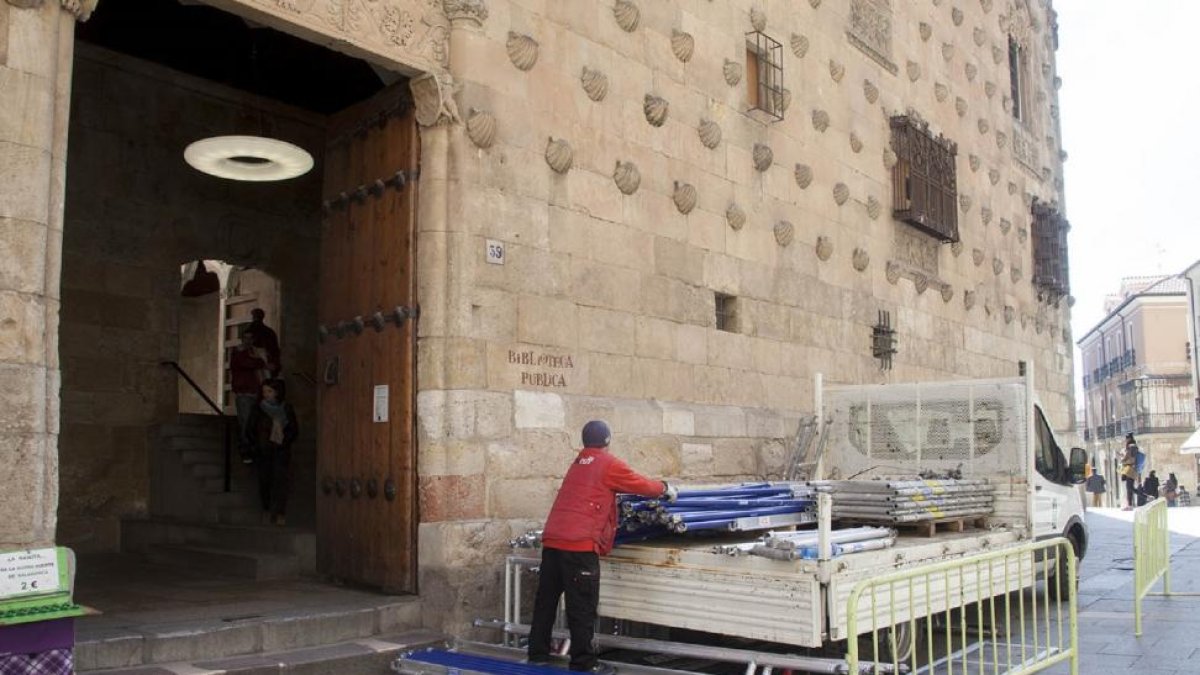 Comienzan los preparativos para adecuar calles para el rodaje de ‘Romeo y Julieta’.-ICAL