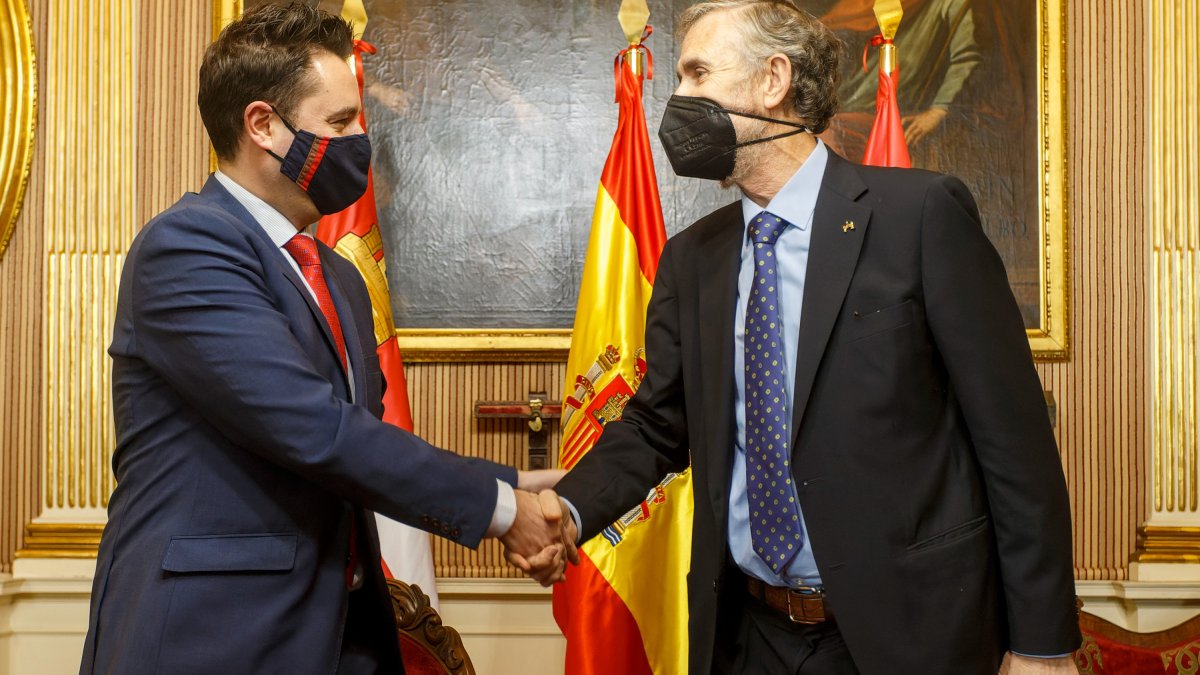El alcalde, Daniel de la Rosa, y el rector de la Universidad de Burgos, Manuel Pérez Mateos. SANTI OTERO