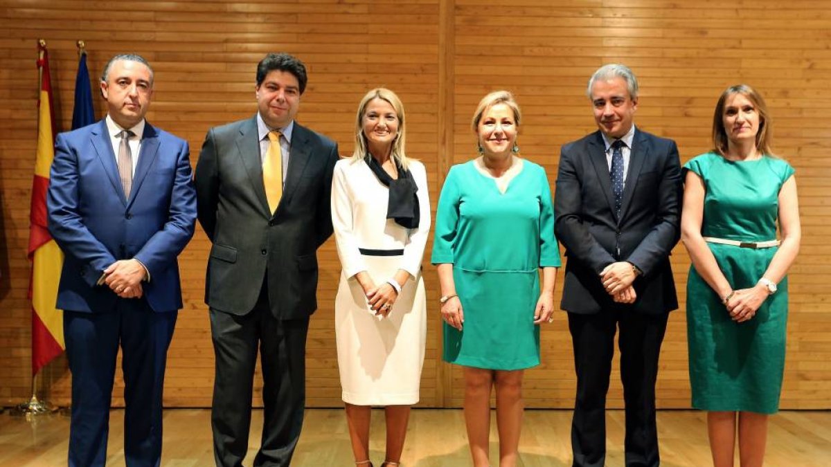 La consejera de Empleo, Rosa Valdeón, posa junto a su equipo tras tomar posesión de sus cargos-Ical