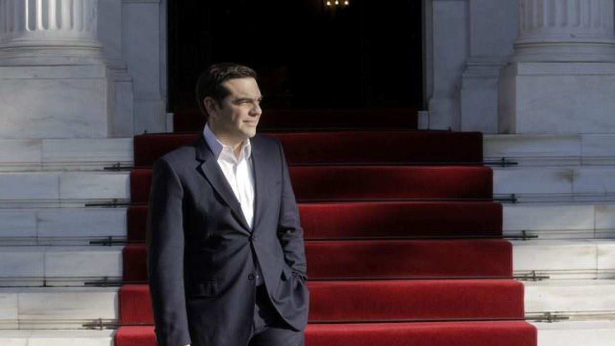 El primer ministro griego, Alexis Tsipras, espera la llegada del presidente palestino, Mahmud Abás, antes del comienzo de su encuentro en Atenas, el 21 de diciembre.-EFE / ORESTIS PANAGIOTOU