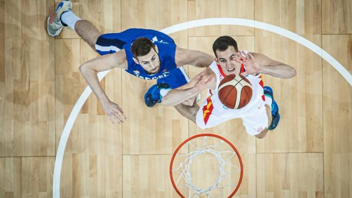 Salvó gana el rebote en el encuentro entre España e Israel. FIBA