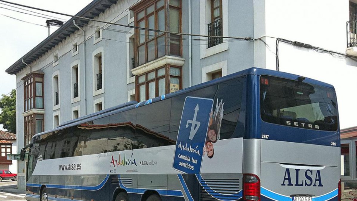 El autobús que comunica la comarca menesa, en su parada de Villasana de Mena.-ECB