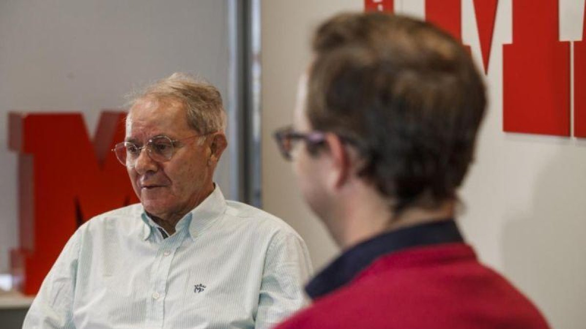 José Ángel de la Casa y su hijo Javier, en un momento de la charla.-MARCA
