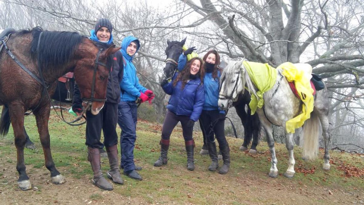 Un grupo de jóvenes de la asociación posa en mitad de una ruta por la Sierra de la Demanda, en Burgos.-FOTOS ABAC