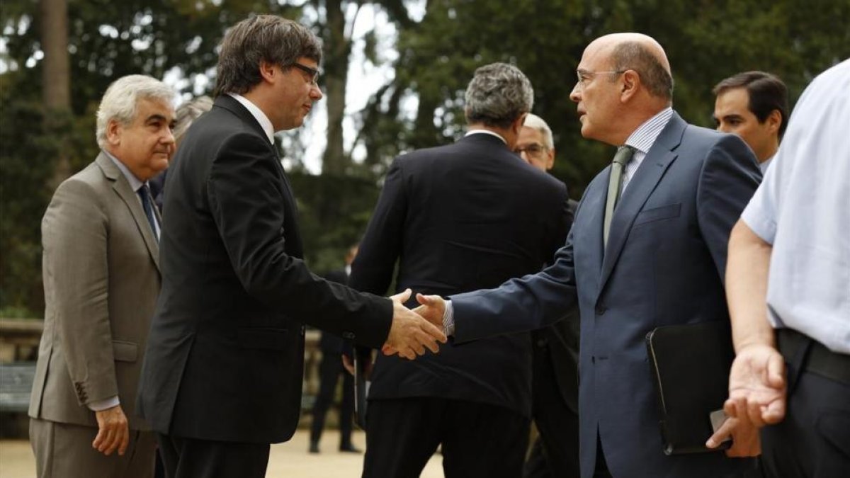 El presidente Puigdemont saluda al coronel de la Guardia Civil, Diego Pérez de los Cobos.-ALBERT BERTRAN