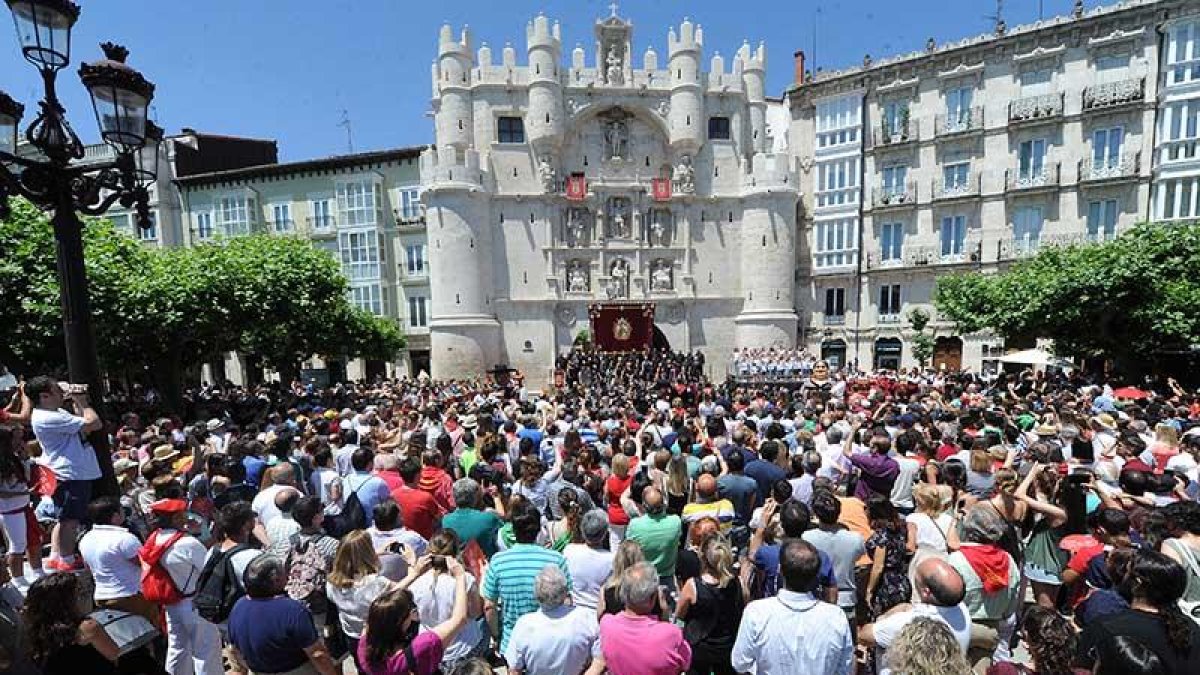 Canto del Himno a Burgos en el Arco de Santa María.-ISRAEL L. MURILLO