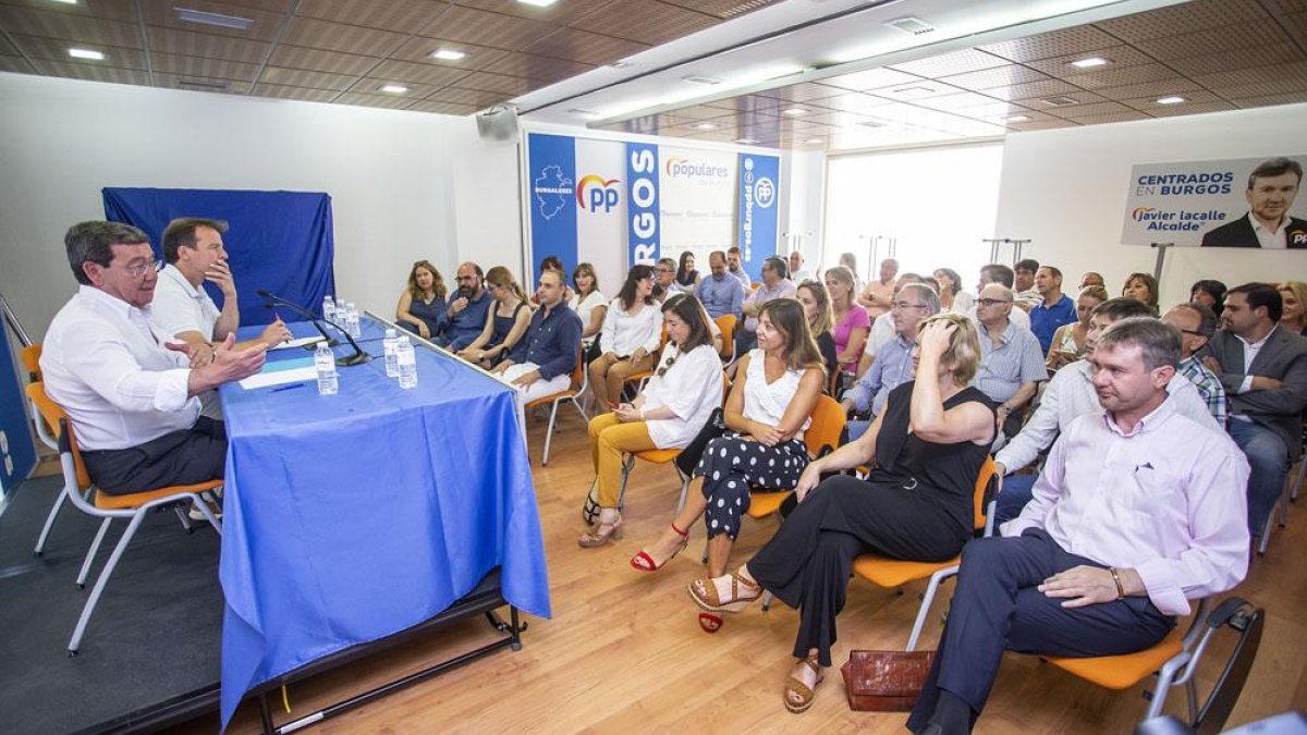 A la izquierda,César Rico y Borja Suárez junto a los miembtos de la junta directiva provincial.-SANTI OTERO