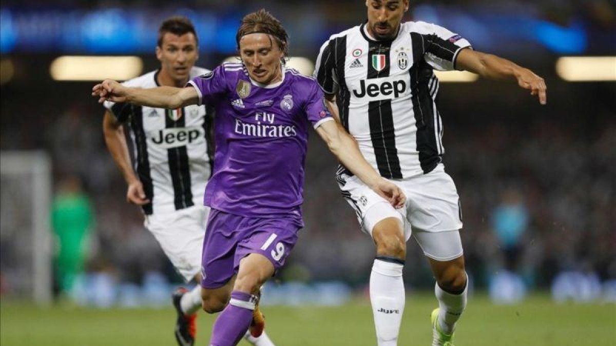 Modric supera a Khedira en un Juventus-Madrid, junio del 2017. /-ADRIAN DENNIS