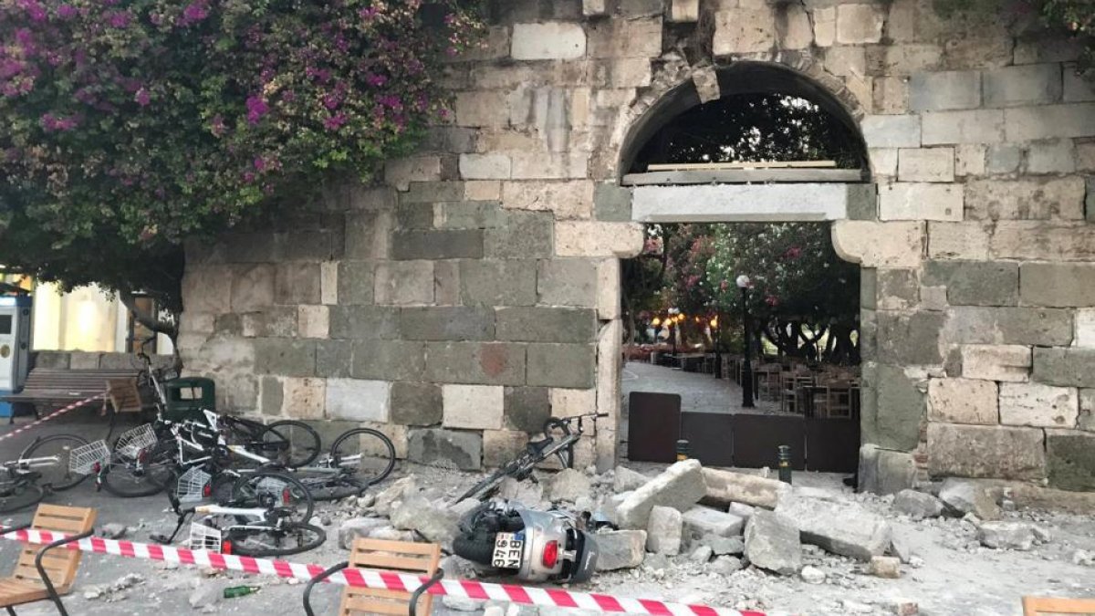 El fuerte terremoto de magnitud de 6,2 grados en la escala de Richter que ha sacudido esta madrugada la provincia de Mugla en la costa egea de Turquía-OSMAN TURANLI / EFE