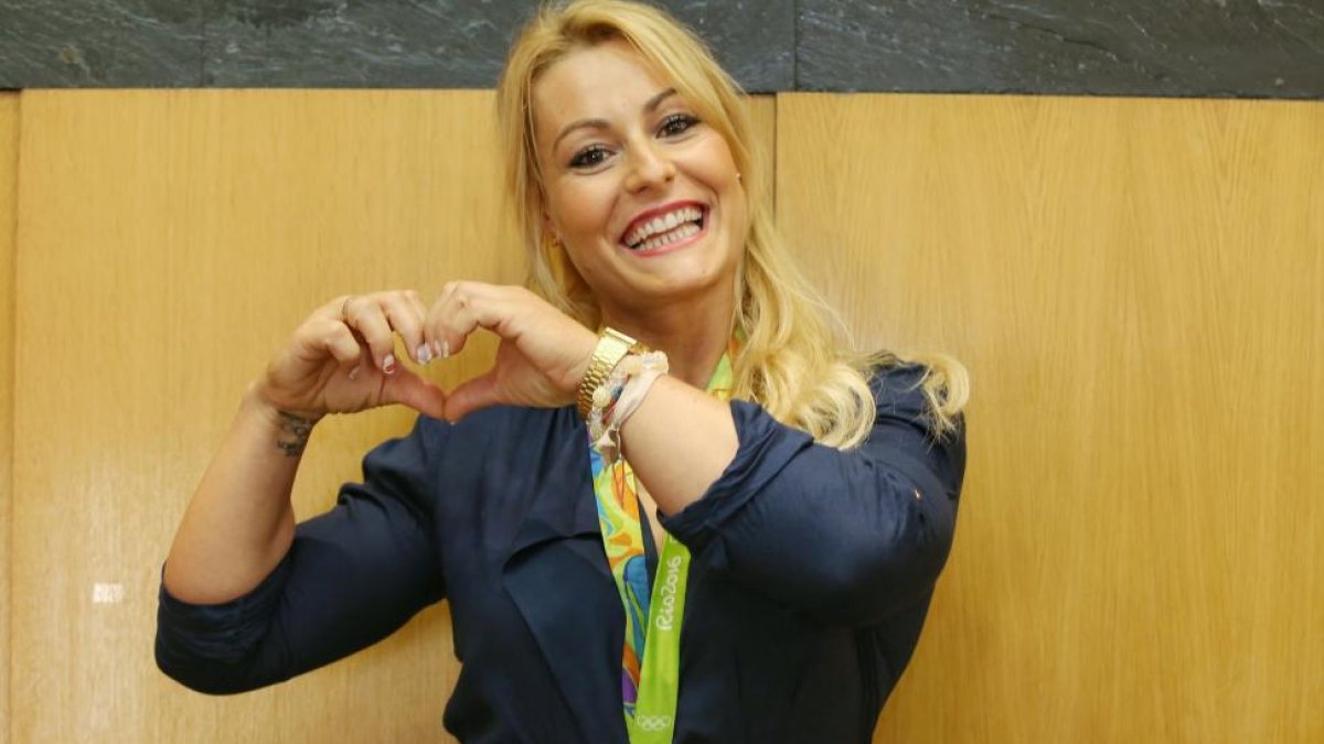 Lydia Valentín recibe el homenaje del pueblo de Camponaraya (León)-ICAL