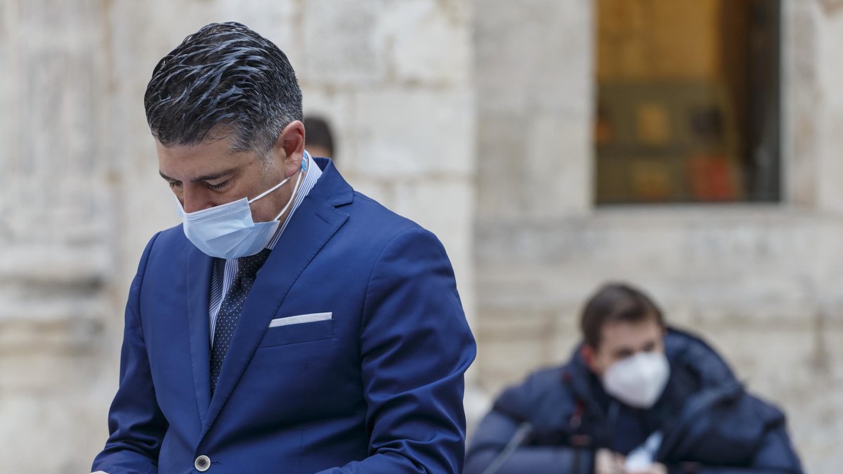 Marañón consulta el móvil en un Pleno, con Rodríguez- Vigil de fondo. SANTI OTERO