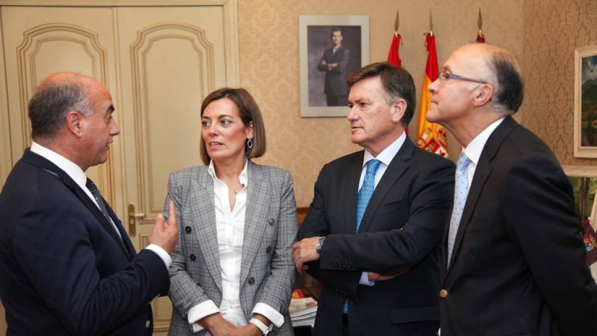 La consejera de Familia e Igualdad de Oportunidades, Milagros Marcos (C), con el presidente de la Federación Regional de Municipios y Provincias(FRMP), Miguel Ángel García Nieto. En la imagen, junto a el delegado del Gobierno en Castilla y León, Ramiro Ru-Ical