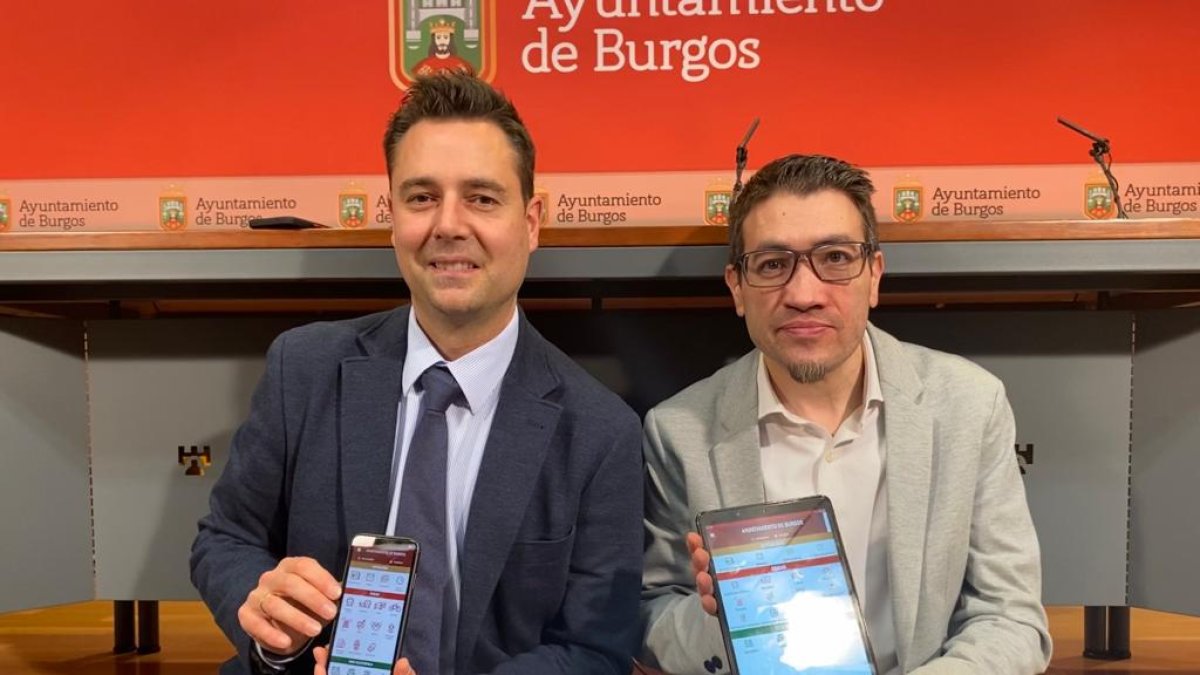 El alcalde, Daniel de la Rosa, y el concejal Miguel Balbás (Cs) en la presentación de la nueva app. ECB