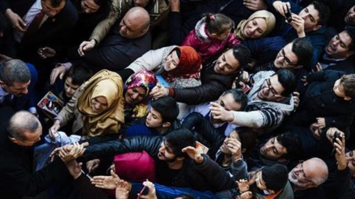 Erdogan, rodeado de simpatizantes cuando acudió a votar.-AFP / DIMITAR DILKOFF