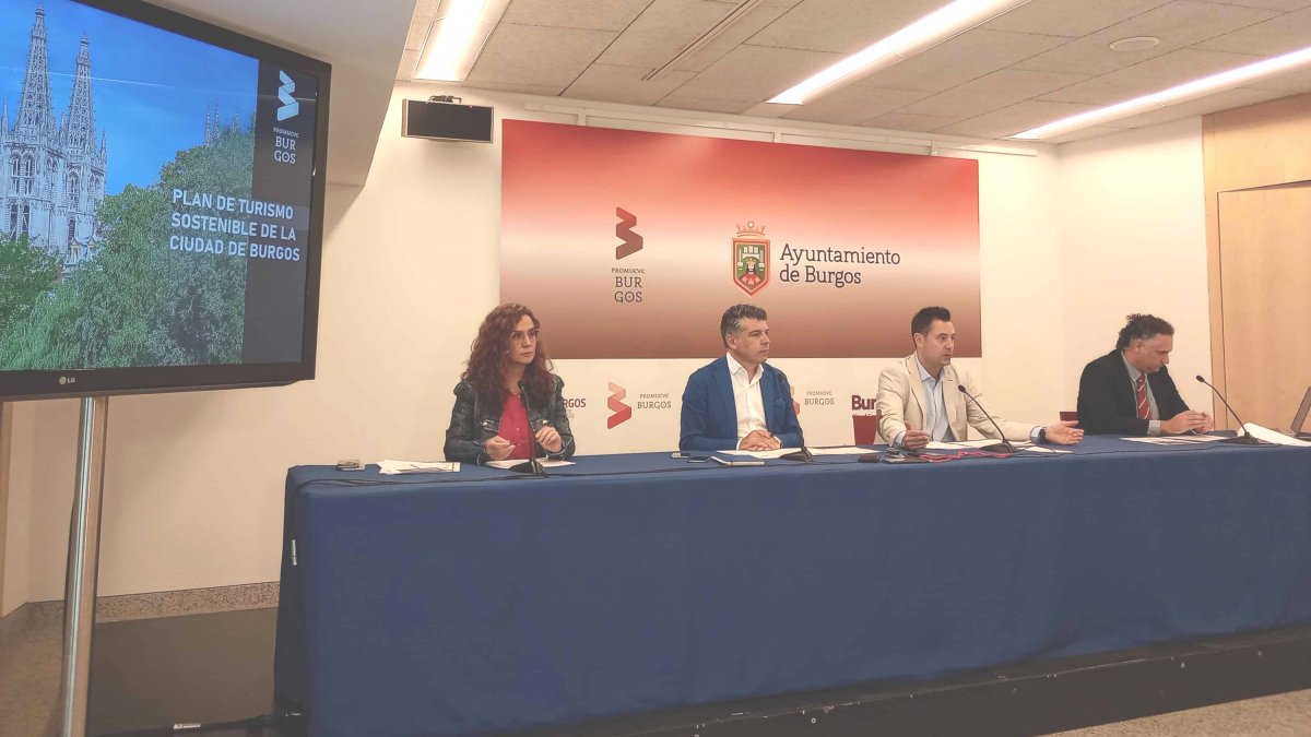 El alcalde y el vicealcalde presentan el plan de sostenibilidad turística con los técnicos de Promueve Burgos.