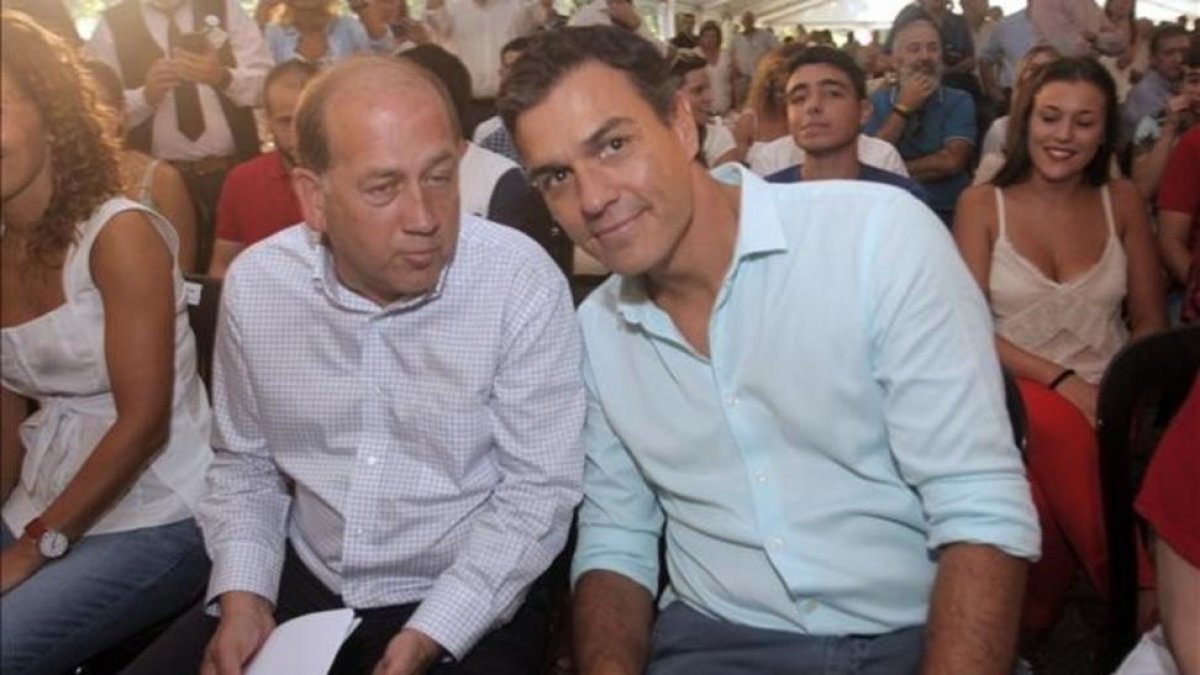 El secretario general del PSOE, Pedro Sánchez, y el candidato a la Xunta de Galicia, Xoaquin Fernandez Leiceaga, en un mitin en Oroso (A Coruña).-EFE / BRAIS LORENZO