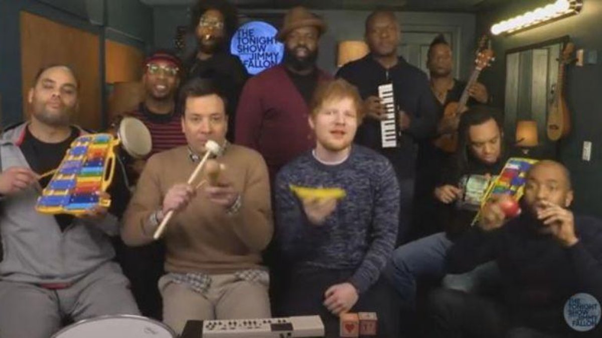 Ed Sheeran, acompañado por la banda The Roots.-YOUTUBE