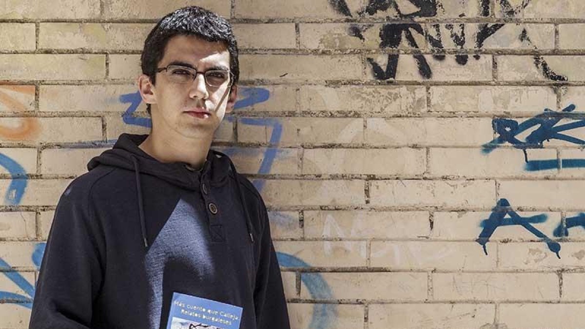 Alberto de Miguel Pliego sujeta un ejemplar de su primera obra con portada y contraportada ilustrada por el artista cubano Daniel Hernández.-Santi Otero