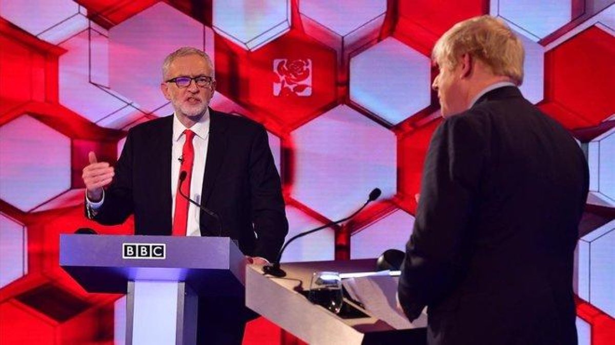 Jeremy Corbyn y Boris Johnson, durante el debate que mantuvieron en la BBC el pasado 6 de diciembre.-JEFF OVERS (EFE)