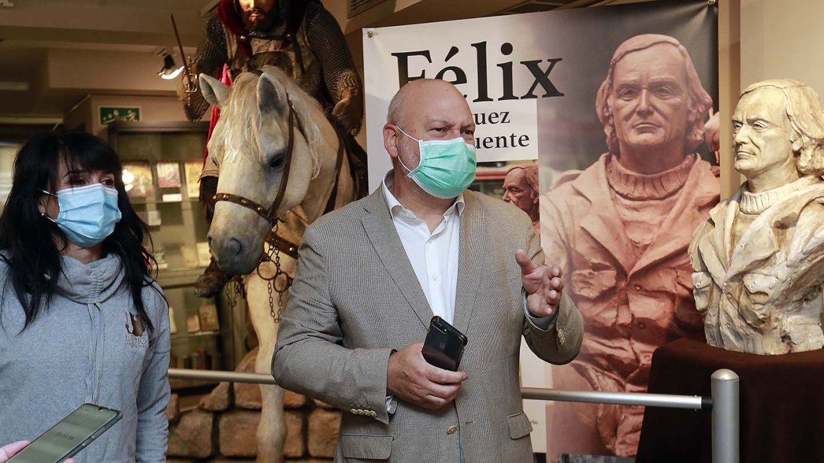 Juanjo García ejerció de anfitrión en el Museo del Libro para presentar la exposición sobre Félix Rodríguez de la Fuente. / RAÚL G. OCHOA