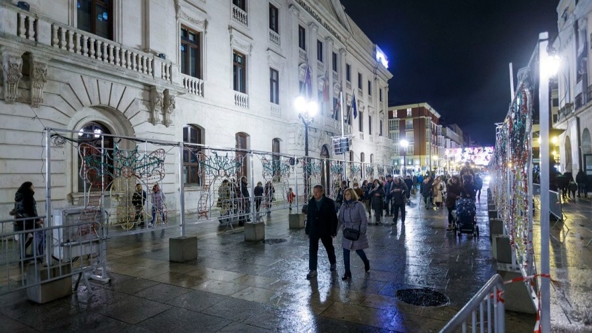 Los arcos luminosos de Navidad ubicados en el Espolón han tenido que ser retirados por un fallo técnico. SANTI OTERO