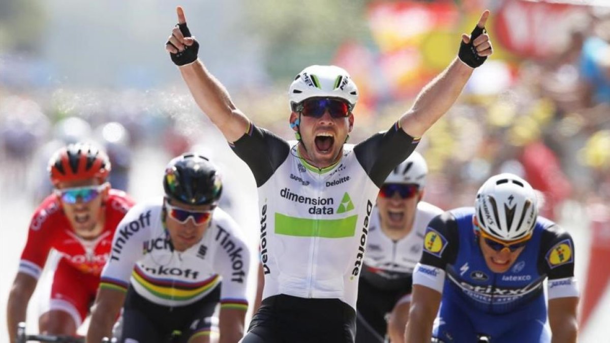Mark Cavendish gana la primera etapa del Tour 2016 al esprint por delante de Marcel Kittel (derecha) y Peter Sagan.-AP / PETER DEJONG