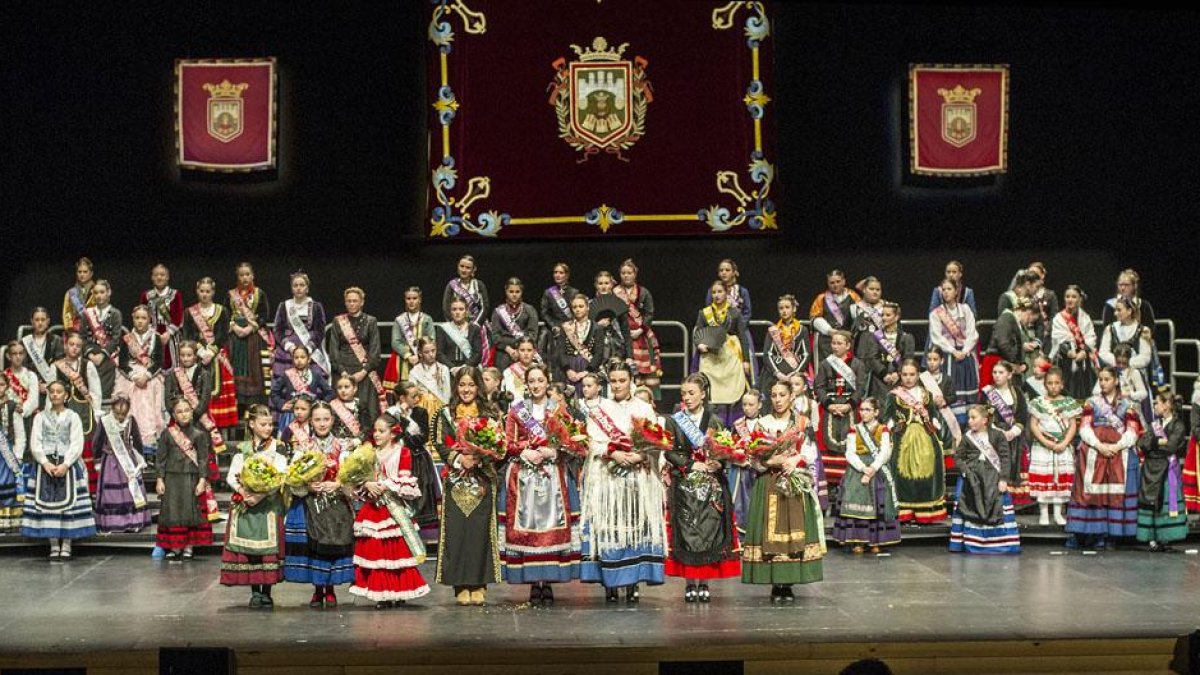 Instante de una ceremonia de elección de las reinas y su corte de damas. ECB