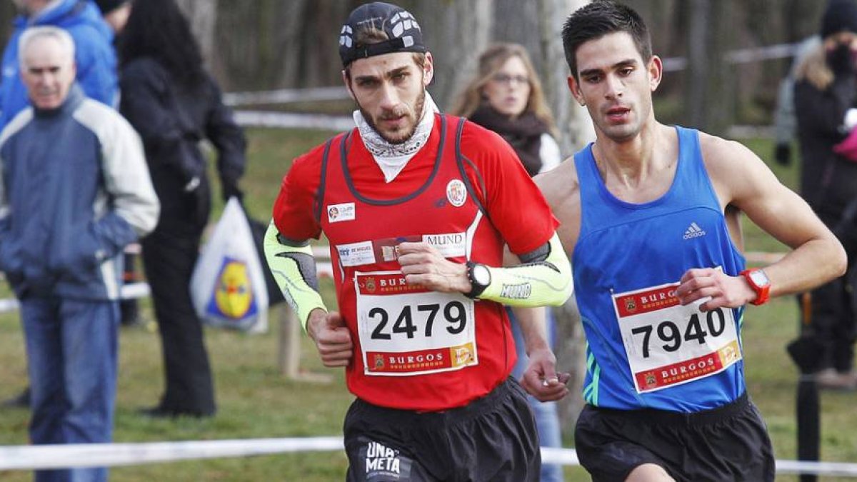 Javier Abad (Barbadillo) marca el ritmo en cabeza seguido de Óscar Cavia,ayer, en el circuito Félix Hernando.-SANTI OTERO