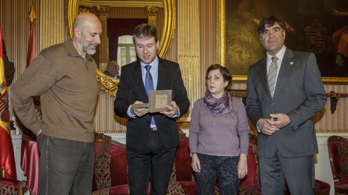Rafa Saiz, Javier Lacalle, Milagros Moratinos y Fernando Gómez visualizan el material donado en Alcaldía.-Santi Otero