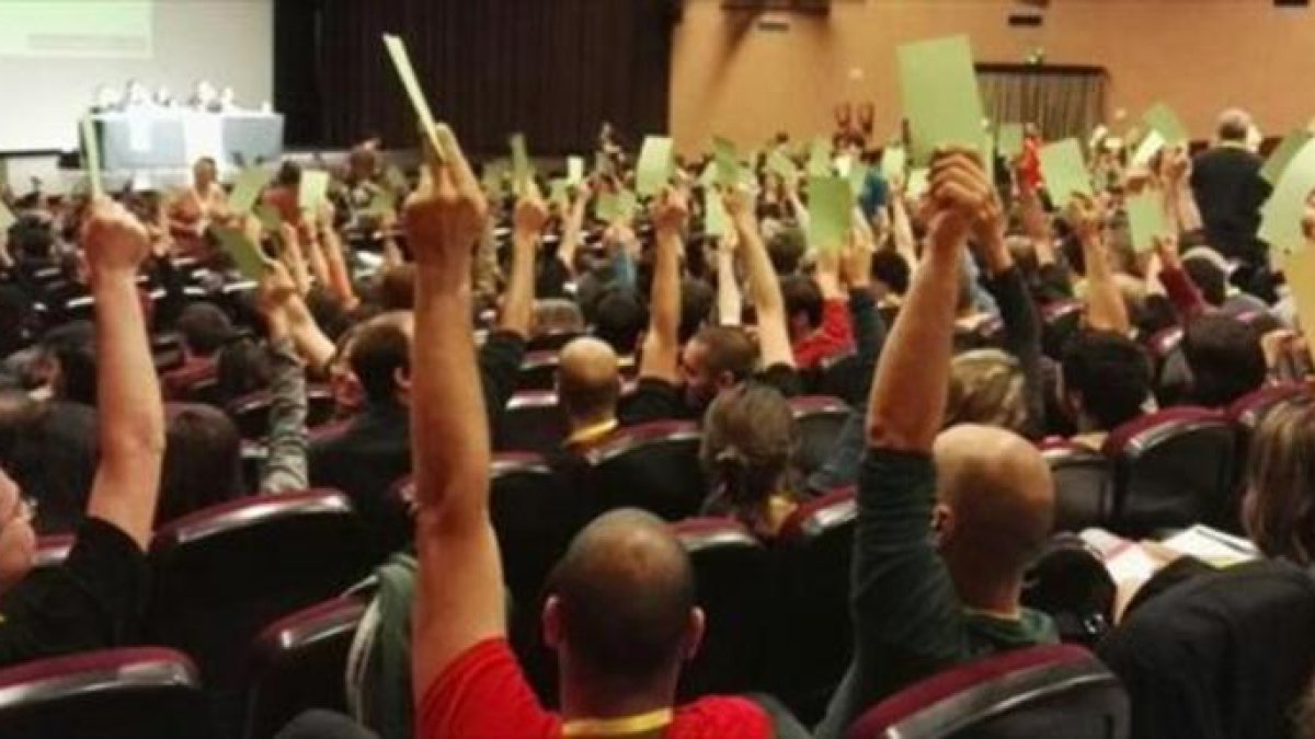 Participantes en la asamblea de la CUP del pasado domingo en Esparreguera, en el momento de votar.-